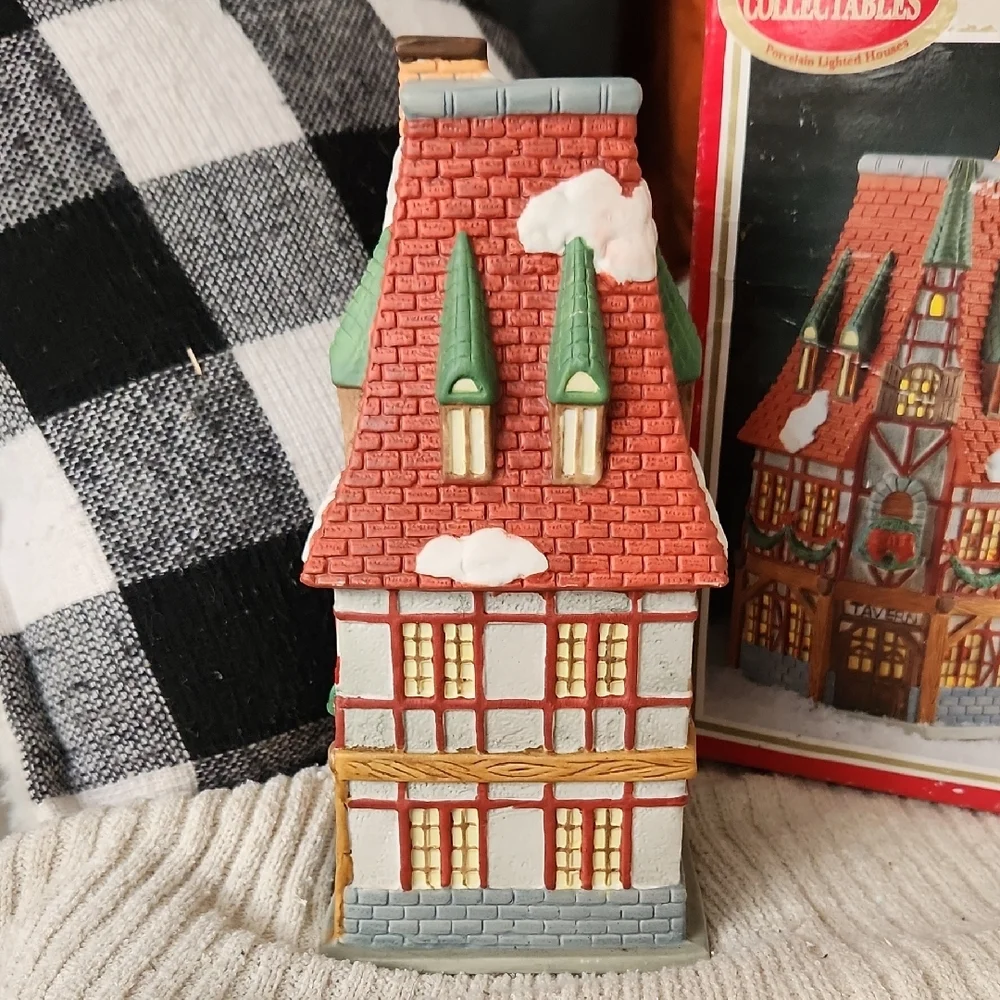 Dickens‎ Collectables Towne Series Tavern Lighted House